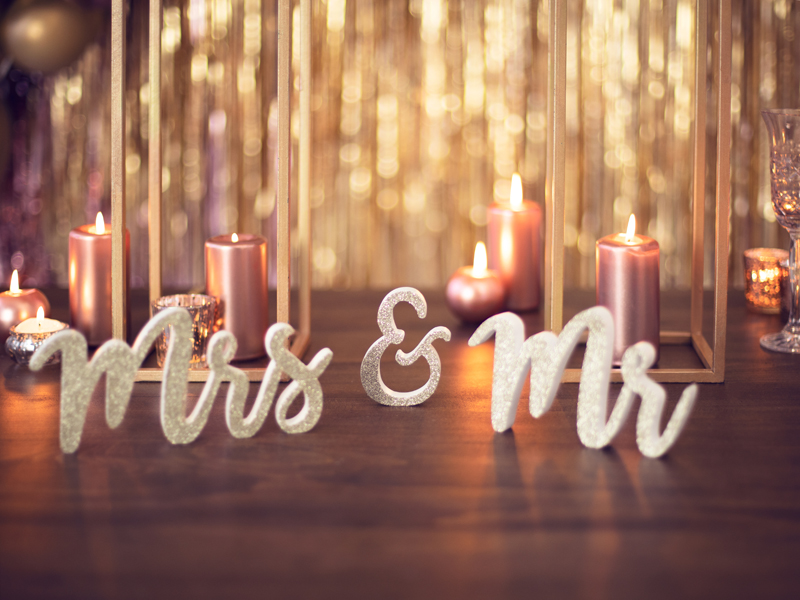 Drewniany napis Mr & Mrs, złoty, 50x10cm - obrazek 4