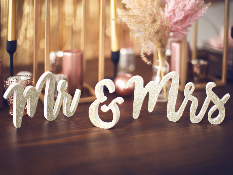 Drewniany napis Mr & Mrs, złoty, 50x10cm - obrazek 6