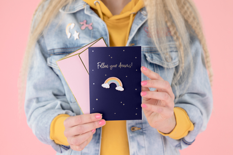 Kartka z pinem Tęcza, 10.5x14.8cm - obrazek 4