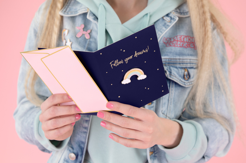 Kartka z pinem Tęcza, 10.5x14.8cm - obrazek 5