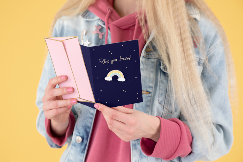 Kartka z pinem Tęcza, 10.5x14.8cm - obrazek 6